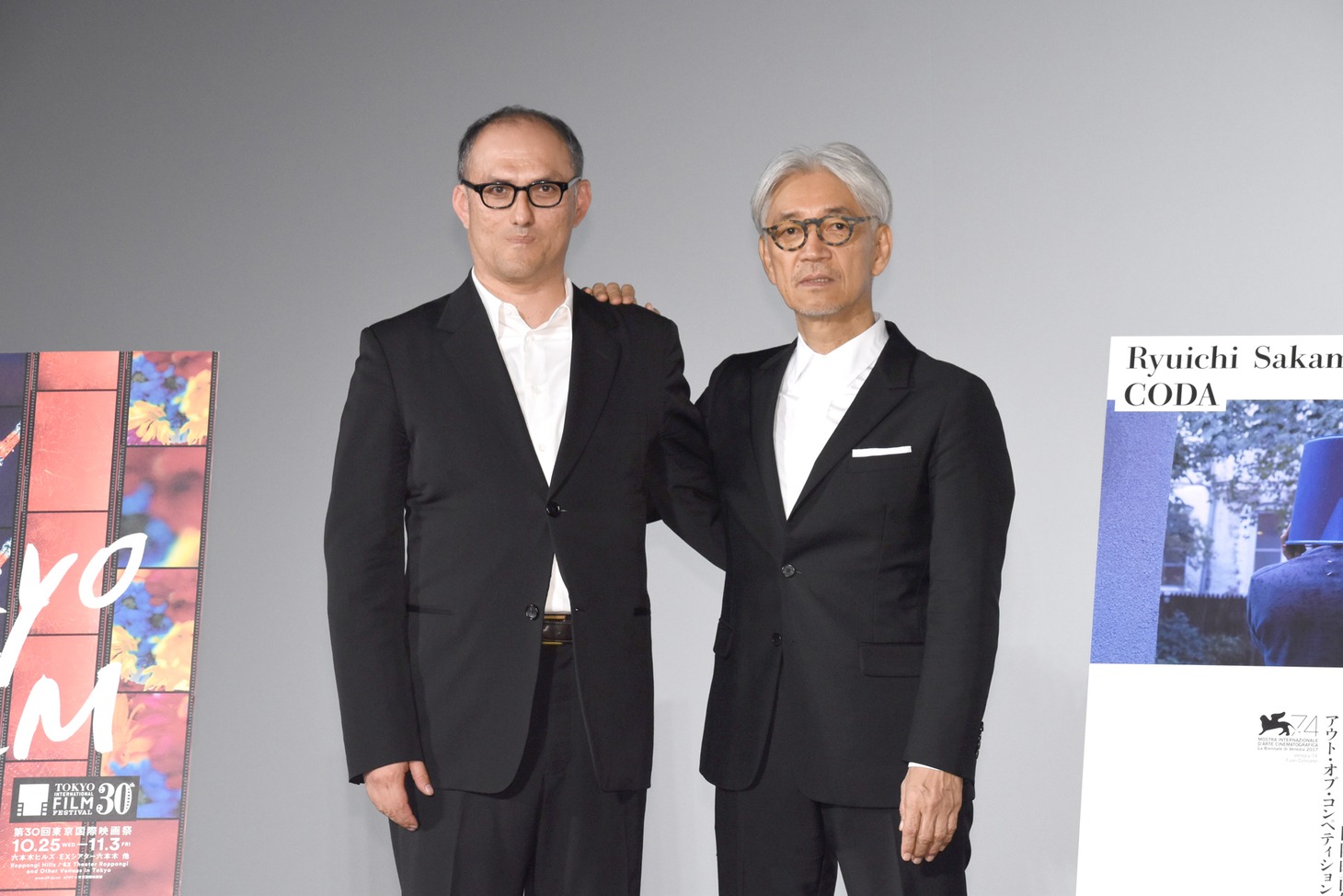 左からスティーブン・ノムラ・シブル、坂本龍一。