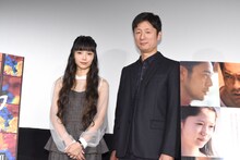 左から宮崎あおい、李相日。