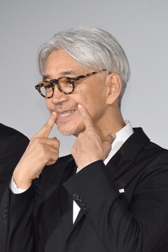 坂本龍一がsamurai賞に輝き 戦メリ 撮影を回想 島の木をバサバサ切った 写真12枚 映画ナタリー