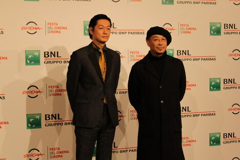 左から井浦新、大森立嗣。