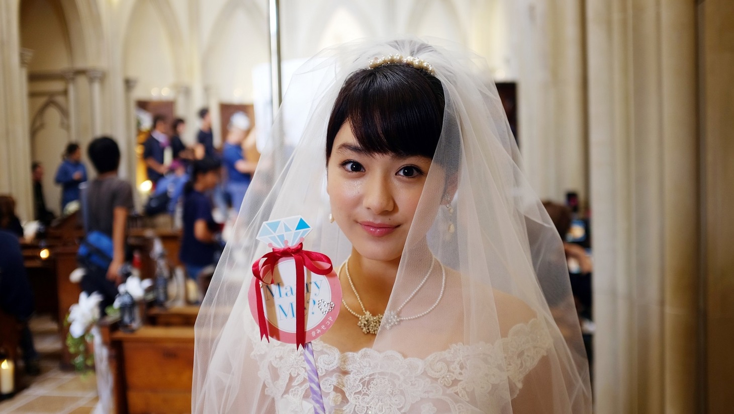 「未成年だけどコドモじゃない」公式フォトプロップスを持った平祐奈。
