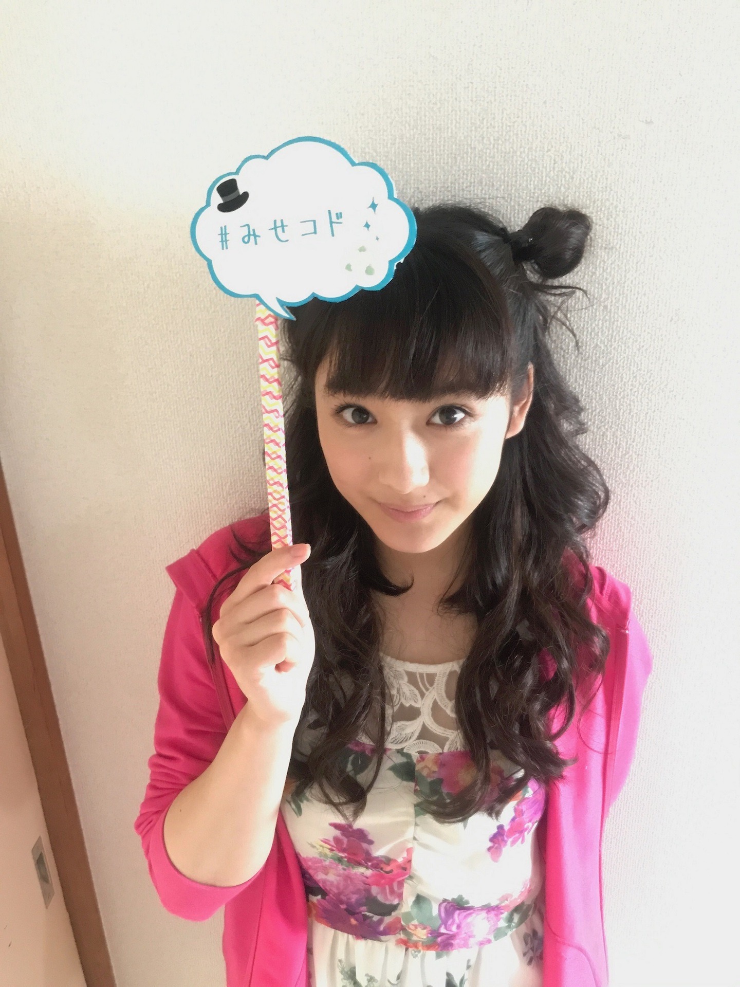 「未成年だけどコドモじゃない」公式フォトプロップスを持った平祐奈。
