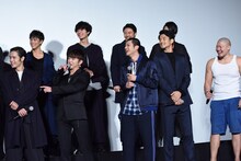 「僕もこういう作品でゴマ豆腐飲めたらいいな」と言う黒木啓司へ、「絶対思ってないですよね？」とツッコむ佐野玲於（前列左から2番目）。