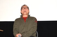 爆笑する國村隼。