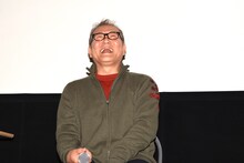 爆笑する國村隼。