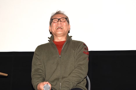 爆笑する國村隼。