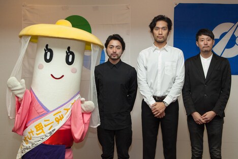 左からたんぽ小町ちゃん、山田孝之、阿部進之介、藤井道人。