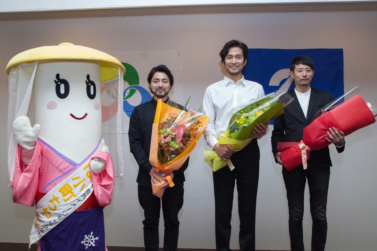 左からたんぽ小町ちゃん、山田孝之、阿部進之介、藤井道人。