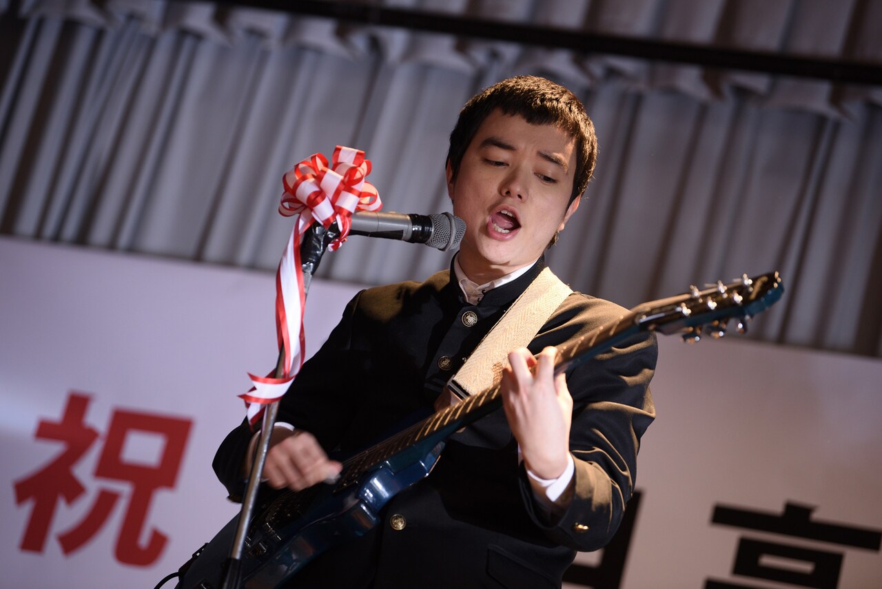 染谷将太がギターかき鳴らし熱唱！「ポンチョに夜明けの風はらませて」メイキング