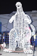 イルミネーション点灯前のゴジラ。