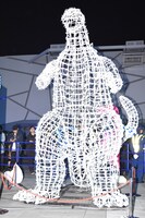 イルミネーション点灯前のゴジラ。