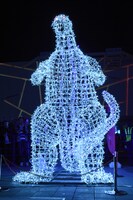 イルミネーションが点灯したゴジラ。