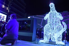 「俺たちがここにいたらゴジラが見えないんじゃない？」としゃがむ樋口真嗣。