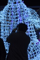 イルミネーションゴジラを写真に収める樋口真嗣。