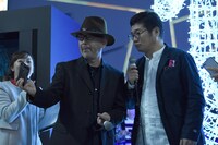 記念写真を撮る尾上克郎（左）と松尾諭（右）。