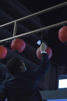 セットの準備をする際に落下した提灯を、もとの位置に戻す松尾諭。