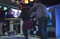 セットの準備を率先して手伝う樋口真嗣（右端）。