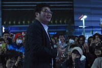 ステージを降り、ファンにサインをして回る松尾諭。