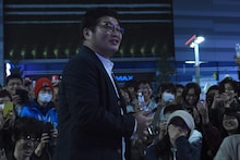 ステージを降り、ファンにサインをして回る松尾諭。