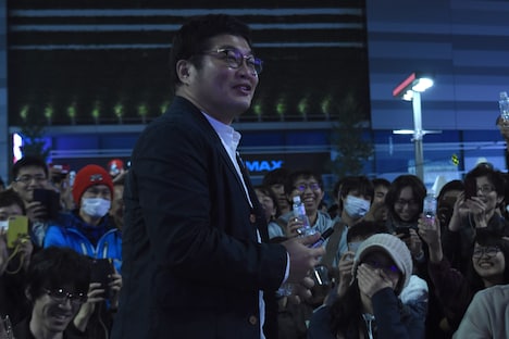 ステージを降り、ファンにサインをして回る松尾諭。