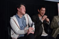 左から原恵一、加瀬亮。