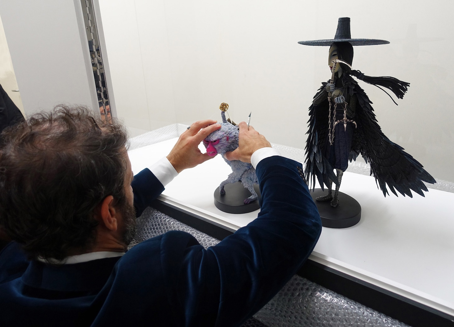 人形を設置するブラッド・シフ。