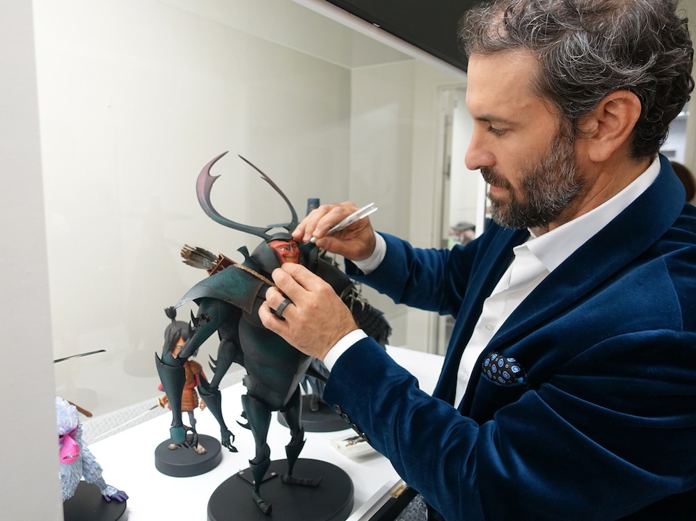 人形を設置するブラッド・シフ。