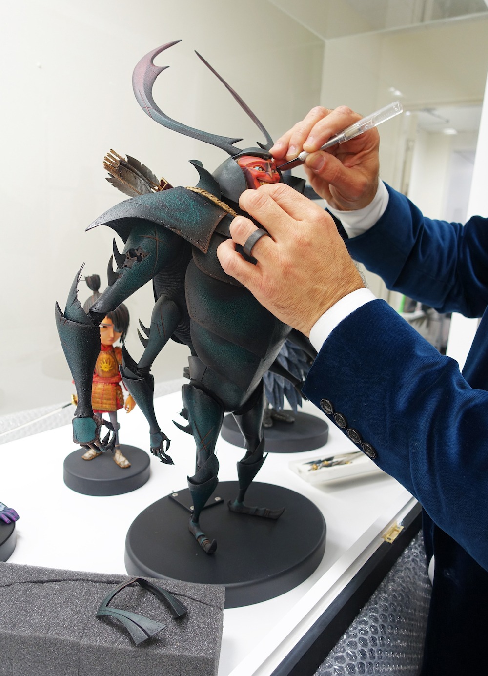 クワガタの人形。