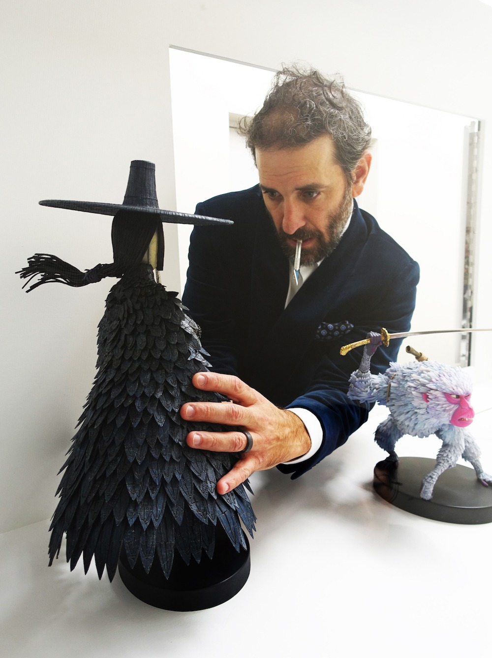 人形を設置するブラッド・シフ。