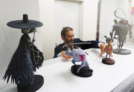 人形を設置するブラッド・シフ。