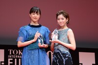 左から石橋静河、ダフネ・ロー。