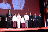 「僕の帰る場所」のスタッフとキャストたち。