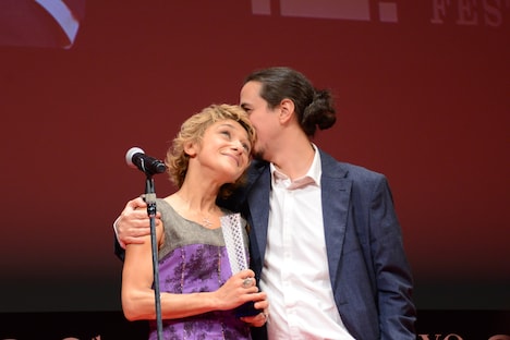 左からルカ・ベッリーノ、シルヴィア・ルーツィ。