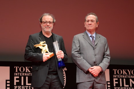 左からセミフ・カプランオール、トミー・リー・ジョーンズ。