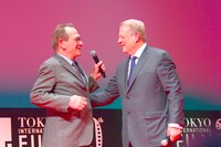 左からトミー・リー・ジョーンズ、アル・ゴア。