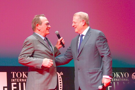 左からトミー・リー・ジョーンズ、アル・ゴア。