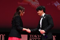 左からヴィッキー・チャオ、ドアン・イーホン。