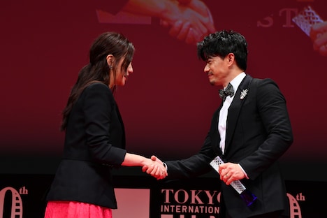 左からヴィッキー・チャオ、ドアン・イーホン。