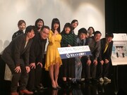 「おじいちゃん、死んじゃったって。」初日舞台挨拶の様子。後列左から小野花梨、赤間麻里子、池本啓太、大方斐紗子、山崎佐保子。前列左から松澤匠、岩松了、美保純、岸井ゆきの、岡山天音、光石研、森ガキ侑大。