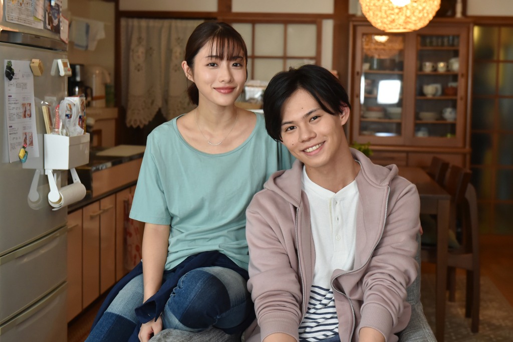 三澄ミコト役の石原さとみと、三澄秋彦役の小笠原海（超特急）。