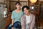 左から石原さとみ演じる三澄ミコト、小笠原海演じる三澄秋彦。