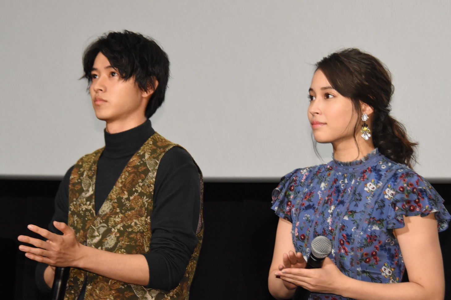 左から山崎賢人、広瀬アリス。