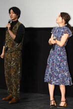 ダジャレを発した山崎賢人（左）とそのダジャレに腕をさすりぶるぶると震える広瀬アリス（右）。