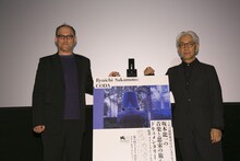 左からスティーブン・ノムラ・シブル、坂本龍一。