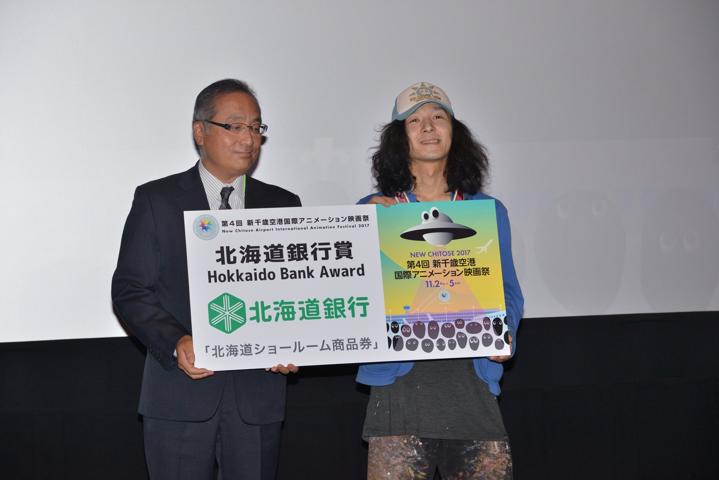 北海道銀行賞を受賞した野々上聡人（右）。