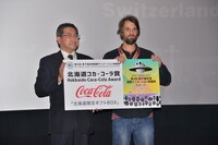 北海道コカ・コーラ賞を受賞したハビエア・デュクリー（右）。