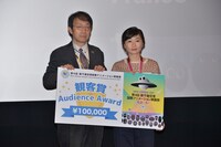 観客賞を獲得したルー・クワハタ（右）。