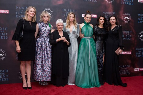 「オリエント急行殺人事件」ワールドプレミアの様子。左から2番目よりルーシー・ボイントン、ジュディ・デンチ、ミシェル・ファイファー、デイジー・リドリー、ペネロペ・クルス、オリヴィア・コールマン。