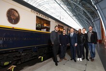 オリエント急行の前に立つキャストたち。左からトム・ベイトマン、ジョシュ・ギャッド、ケネス・ブラナー、レスリー・オドム・ジュニア、セルゲイ・ポルーニン、マヌエル・ガルシア・ルルフォ。