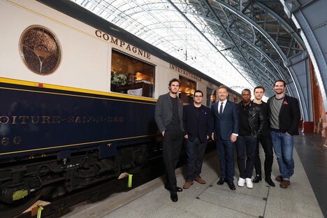 オリエント急行の前に立つキャストたち。左からトム・ベイトマン、ジョシュ・ギャッド、ケネス・ブラナー、レスリー・オドム・ジュニア、セルゲイ・ポルーニン、マヌエル・ガルシア・ルルフォ。